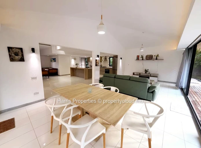 5-Bedroom Villa With Office For Rent – Bain Boeuf