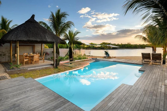 Waterfront villa for sale in the unique Marina of the island, 395m², pool, 12m boat mooring, 5 bedrooms.
