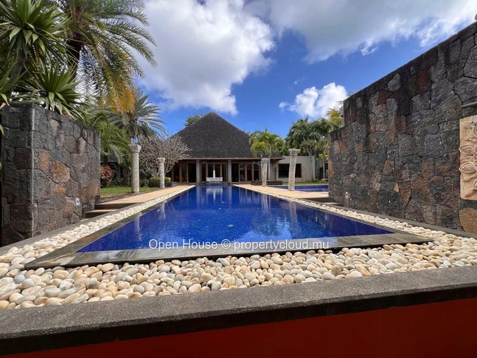 Superbe villa balinaise à Pointe aux Canonniers. 3 villas, 2 piscine. Prestations de très grand standing.