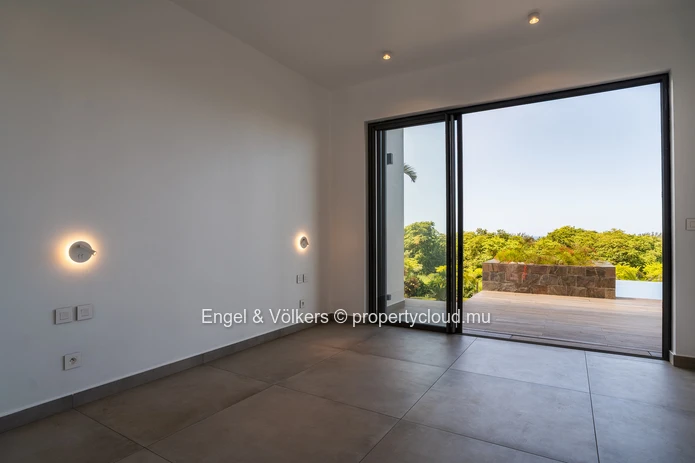 Contemporary Villa in Prestigious Golf Estate