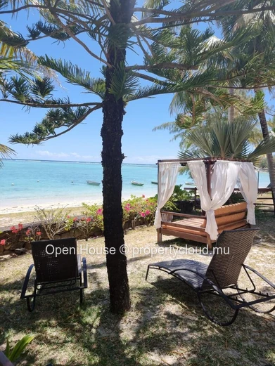 Duplex for sale in Palmar, Flacq. Living area of 127m² on a plot of 220m². 3 bedrooms, shared pool. Sea view, beach a...