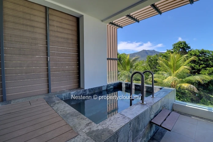 Bel appartement meublé de 3 chambres avec piscine privée et vue sur montagnes.