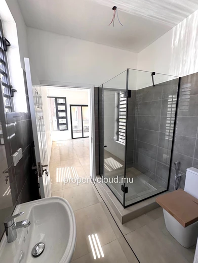 Quatre bornes à vendre magnifiques et nouveau projet. Penthouse 3 chambres situé non loin de la route Saint-Jean au c...
