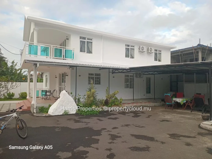 Villa entièrement rénovée à louer à Roches Noires