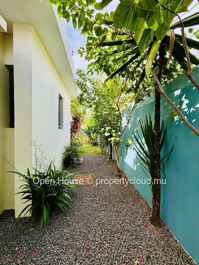 VILLA RES à vendre à Grand Baie# Domaine prisé # 3 chambres dont 2 en suite, piscine privée. Accessible aux étrangers.
