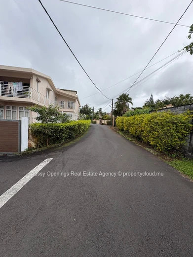570 m² Walled Lot in Eau Coulée — Quiet Street, Near Bus, Schools & Shops