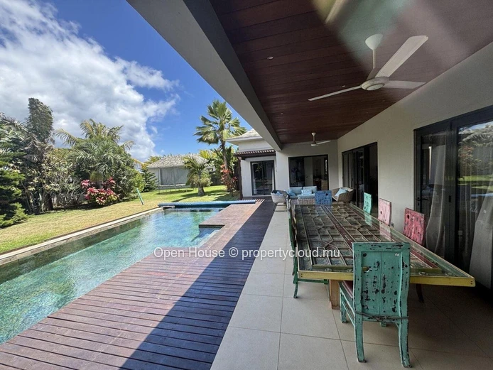 Luxurious architect-designed villa, 5 bedrooms, 2 Master suites, 4 bathrooms, 20m swimming pool, double garage.