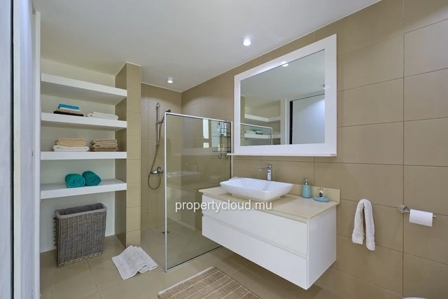 For sale: one bedroom apartment on the 1st floor, furnished and equipped, accessible to foreigners in Mont Choisy.