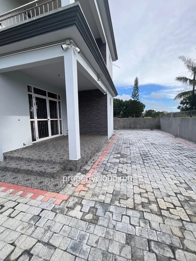 Découvrez cet appartement neuf situé en rez-de-chaussée d'une villa sécurisée, idéalement placé à proximité de Calody...