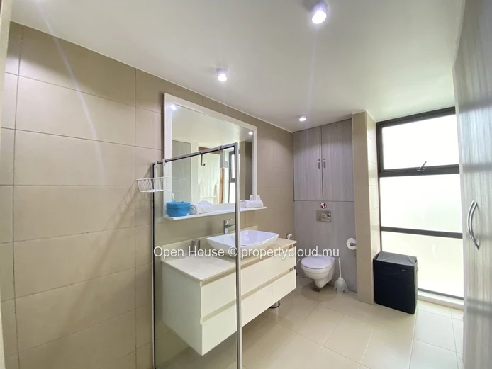 À vendre : Appartement R+2 - meublé, climatisé, cuisine équipée, dressing, terrasse 30m². Piscine commune, jardin, pa...