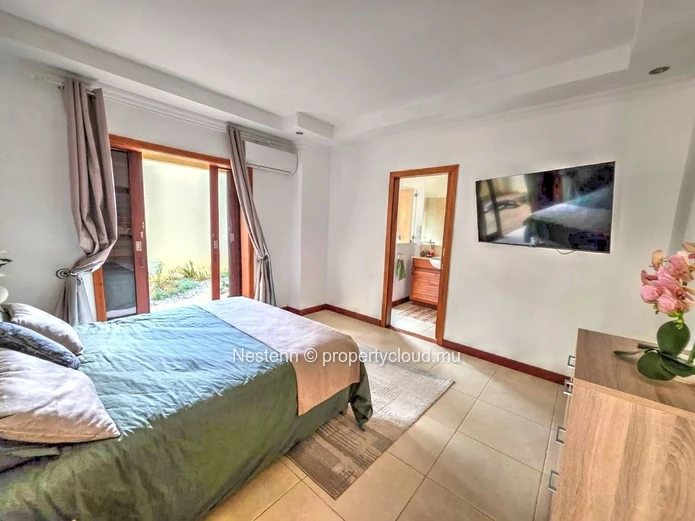Spacious 5-bedroom villa in exclusive secured residence 