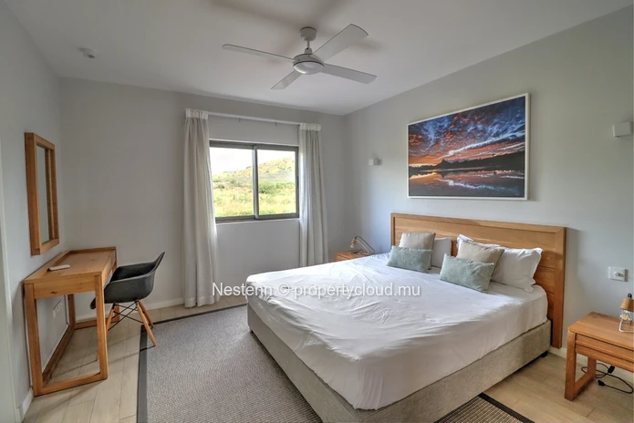 4-bed penthouse with sea view in a sought-after region. 