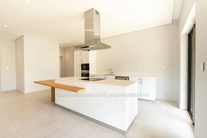Appartement R+2 à vendre à Pointe aux Canonniers, 149m², 3 chambres, piscine commune, parking. Accès mer, court de te...