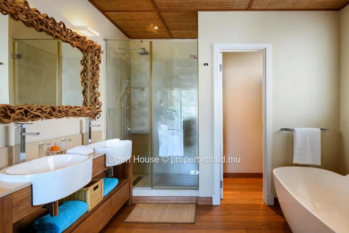 Waterfront villa for sale in the unique Marina of the island, 395m², pool, 12m boat mooring, 5 bedrooms.