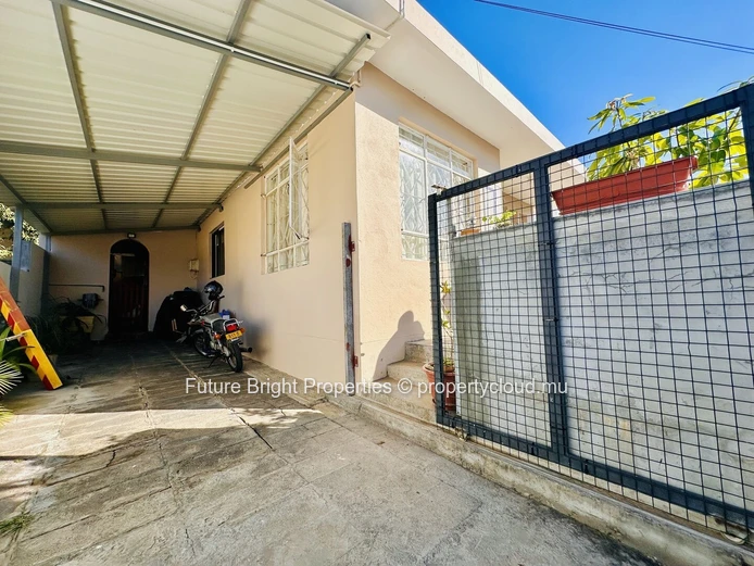 Opportunité à Saisir : Maison Traditionnelle à Rénover à Roches Brunes