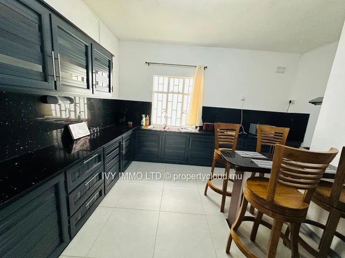 Appartement (entièrement rénové) à louer à long terme  Situé à #pereybere  | À 10 minutes à pied de la plage Loyer 40...