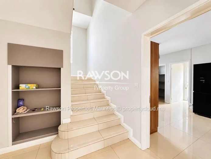 À Louer : Spacieuse Villa Familiale À Calodyne | 4 Chambres | Entretien De La Piscine Et Du Jardin Inclus