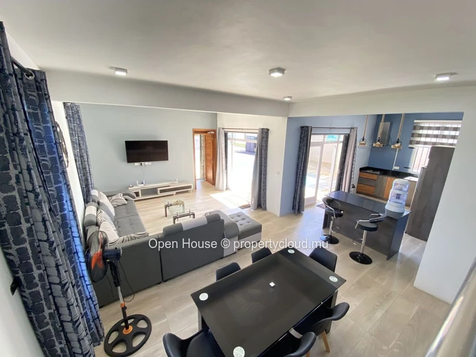 Vente Marché local - belle et grande villa lumineuse de 5 chambres entièrement meublée avec piscine privée - Calodyne