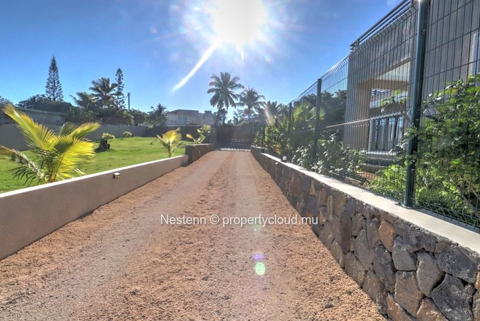 Découvrez cette Magnifique Maison Neuve avec Piscine Privée