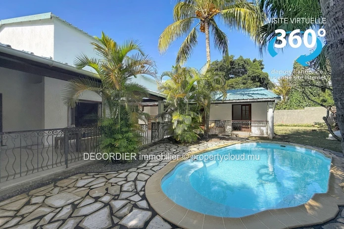 A Spacious House with a Swimming Pool in Saint-Antoine