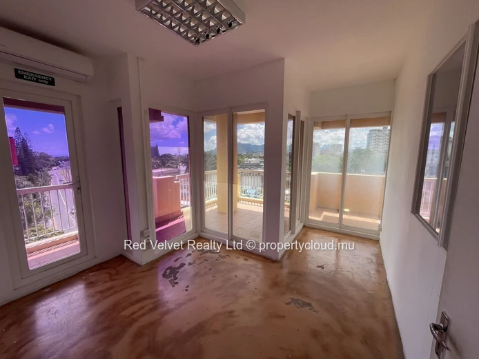 Large 4,000 sqft Office with Wraparound Balcony – Quatre Bornes