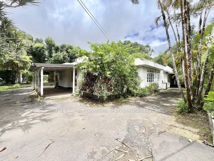 Two independent houses with commercial potential – Perfect for a large family or office space in Curepipe