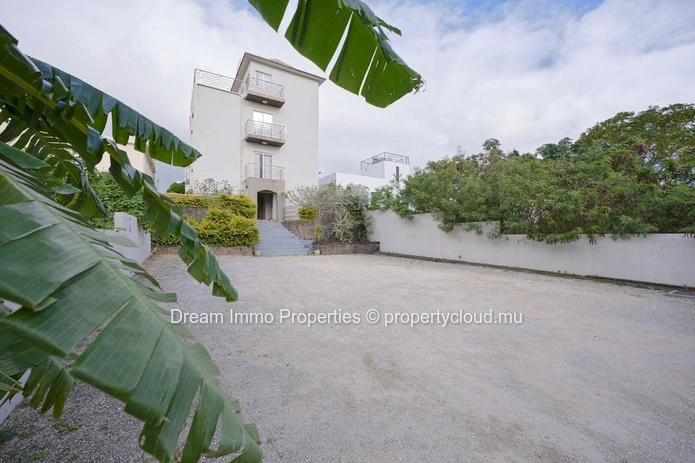 For sale: Building with 4 furnished apartments in Pereybere – Mauritius