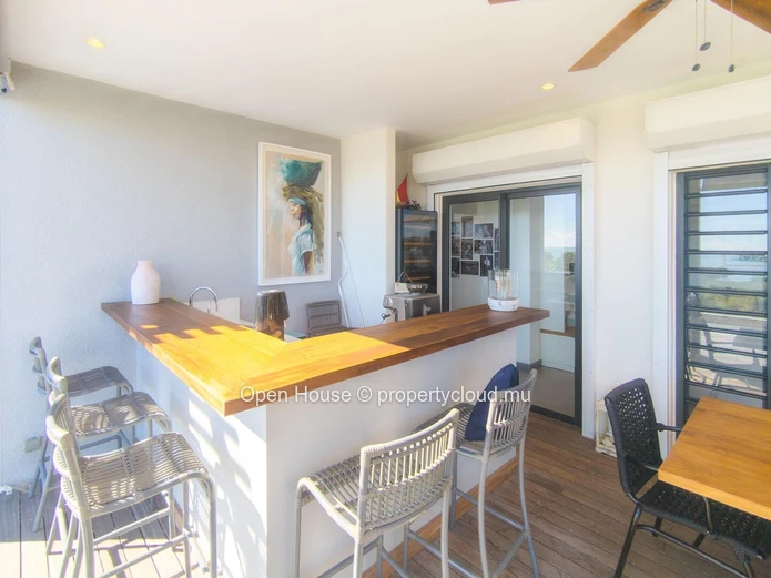 Luxurious penthouse facing the sea in the heart of a prestigious estate. 3 bedrooms, Master suite. Pool and restauran...