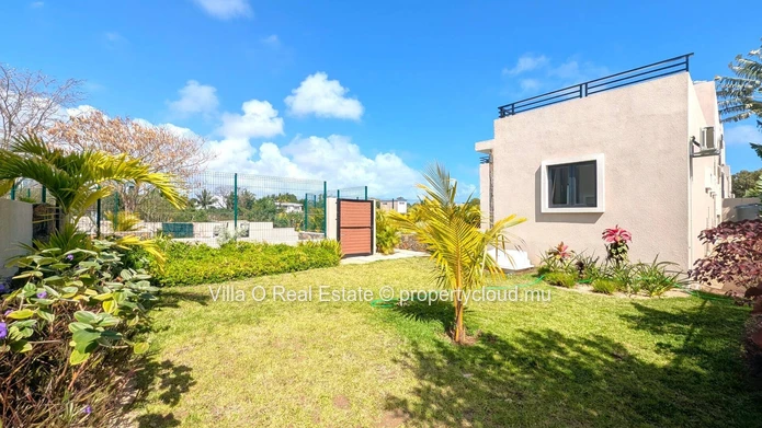 Dans une toute nouvelle résidence sécurisée, exclusive, avec un superbe jardin commun de 2000 m2, jolie maison avec j...