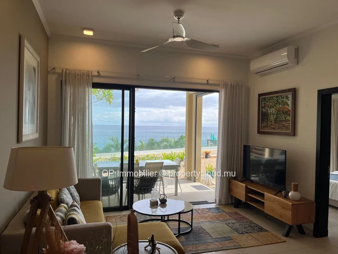 Appartement R+2 à vendre à Flic en Flac, 102m², 3 chambres, piscine commune, vue mer, meublé, parking. Prix 550 000 €.