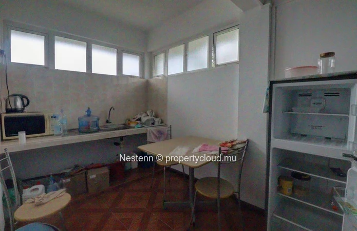 Spacious office on the 1st floor, offering peace and quiet and optimal working conditions.