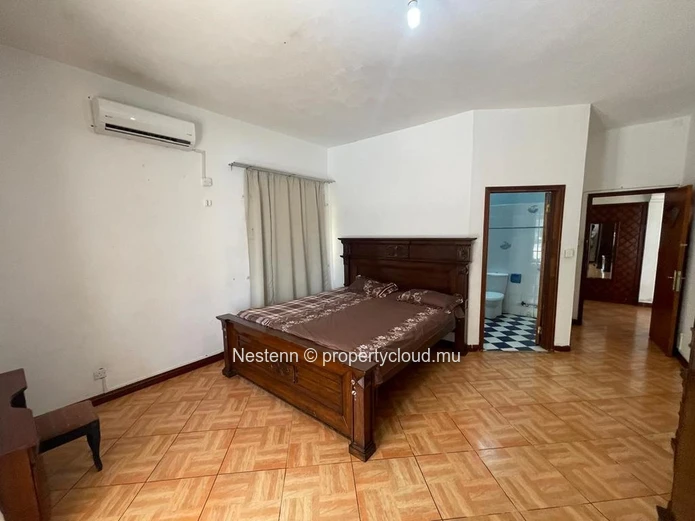 Spacious 6-bedroom house with private pool and underground garage