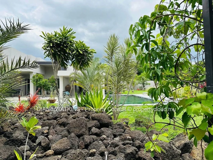 Villa Contemporaine Meublée de 4 Chambres avec Grand Jardin Tropical à Vendre à Bain Boeuf