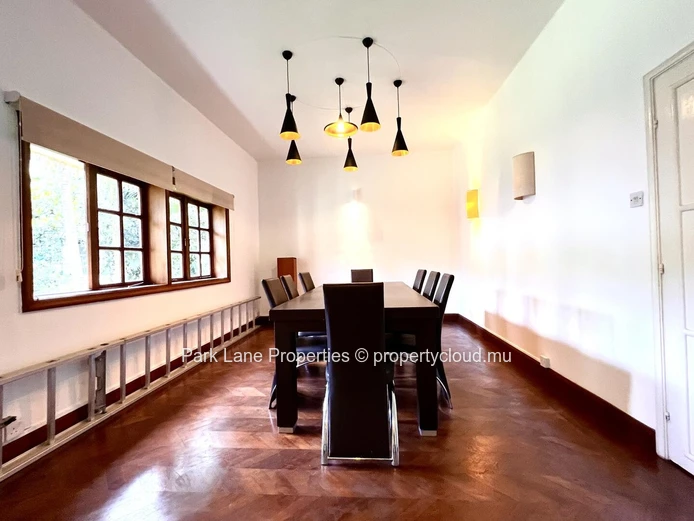 Elegant 5-bedroom home with stunning views in Floreal