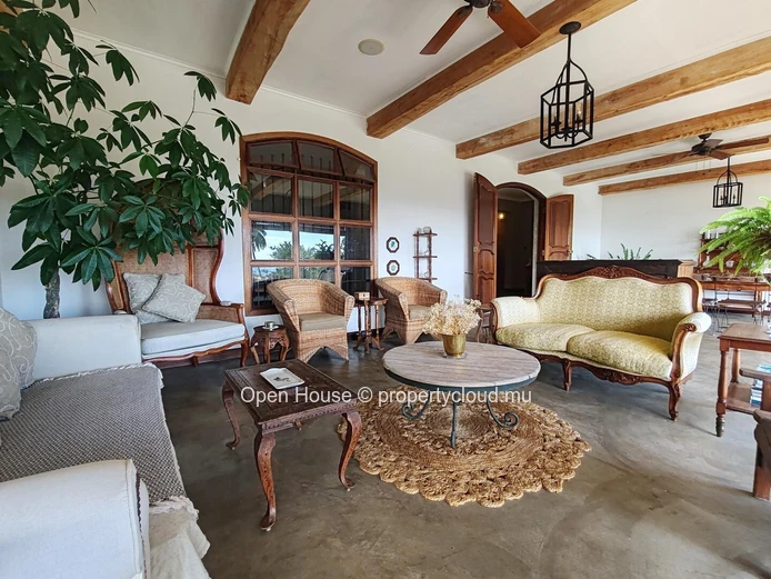 MAURITIAN VILLA for sale in Tamarin, Black River. 390m², 4 bedrooms, private pool, equipped kitchen, garden. 