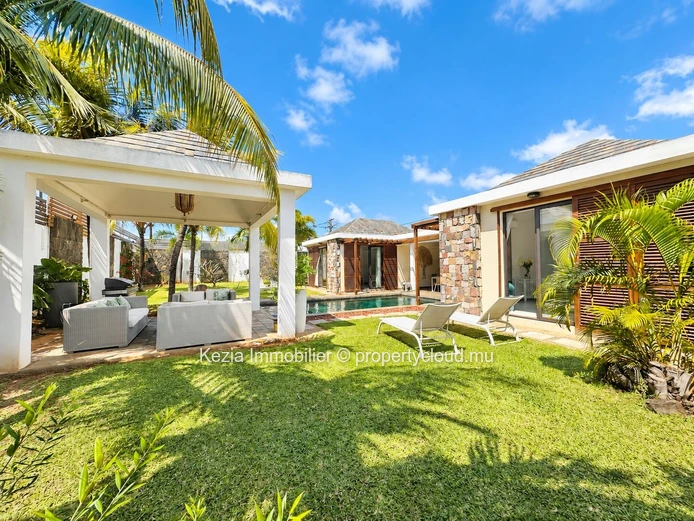 Single-Story Villa With A Tropical Flair
