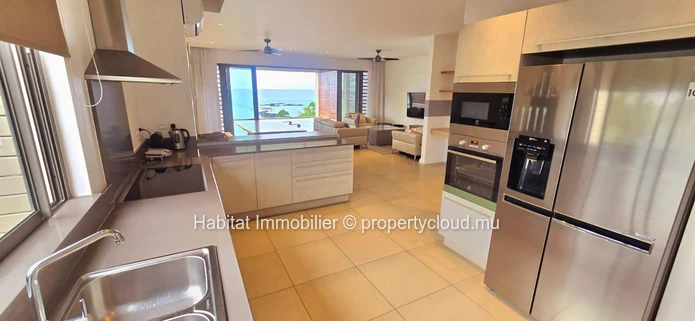 Découvrez ce sublime penthouse pieds dans l'eau de 210 m², entièrement meublé et équipé, situé à Pointe aux Biches. U...