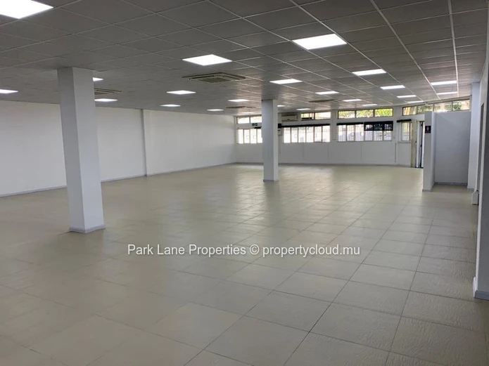 Batiment commercial avec retour locatif stratégiquement situé à Phoenix