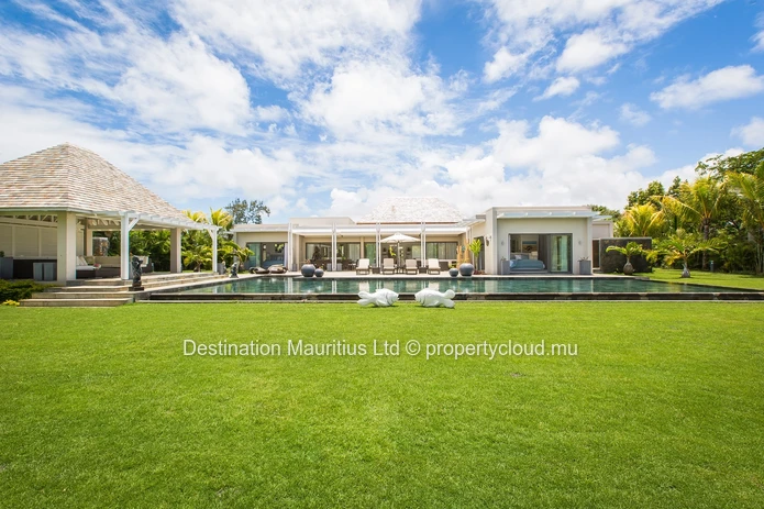 Luxe Surélevé avec Vues à Couper le Souffle sur Golf et Montagnes.