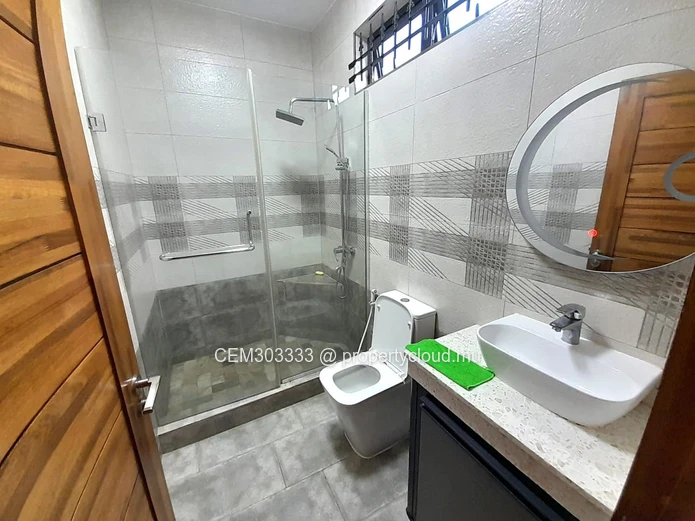 5-bedroom furnished house with large yard for rent – Pereybere
