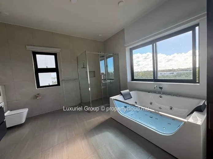 Villa contemporaine avec piscine à louer à Péreybère