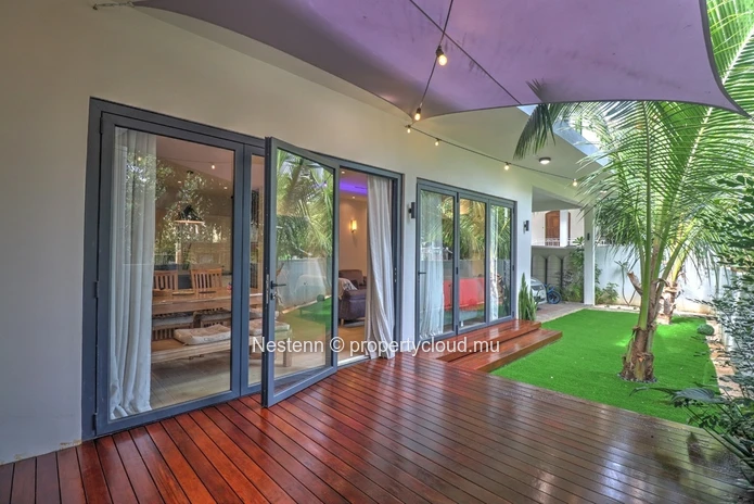 4-bedroom house  with secure garage and mountain view