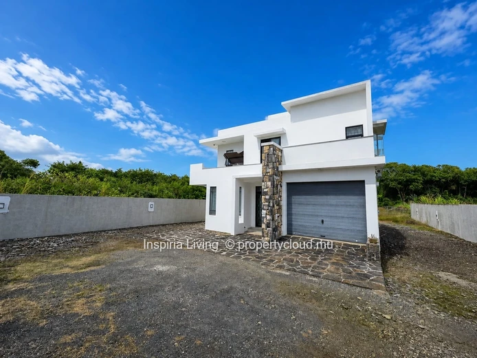 Modern 4-Bedroom House with Garage, Balcony & Open Kitchen