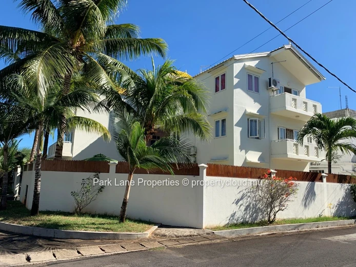 Beau Complexe de 6 appartements