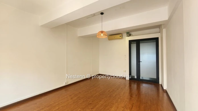 Modern office of 22.5 m² with a private parking and convenient amenities nearby.