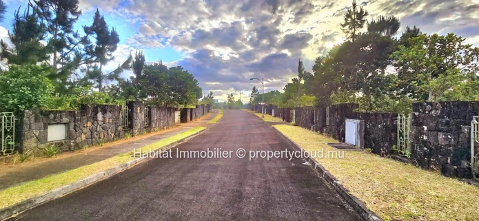 Superb plot of 345 toises (1,311 m² / 31 perches) located in a private gated community in Highlands