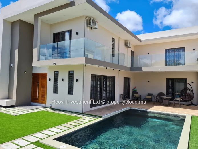 Spacious & Modern 4 Beds Villa in Grand Bay with Private Pool