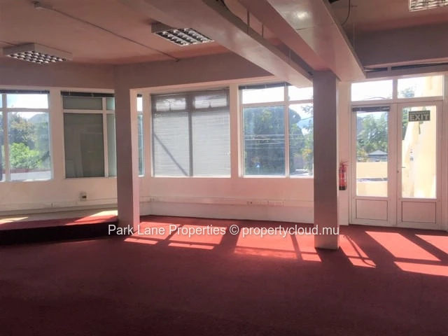 Espace commercial de deux niveaux à Vacoas sur Royal Road – Emplacement de choix avec grande visibilité