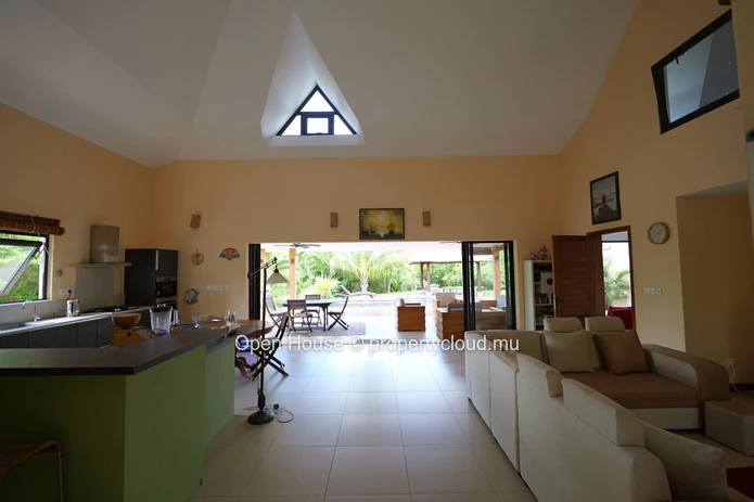 Villa à vendre à Rivière Noire, 320m² habitables, terrain de 1.470m², 5 chambres, bureau, piscine privée. Prix : 900 ...