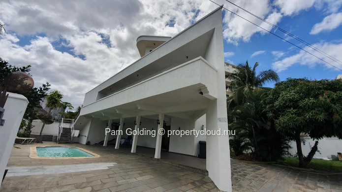 Propriété spacieuse de 8 chambres à coucher avec piscine à vendre à Flic en Flac